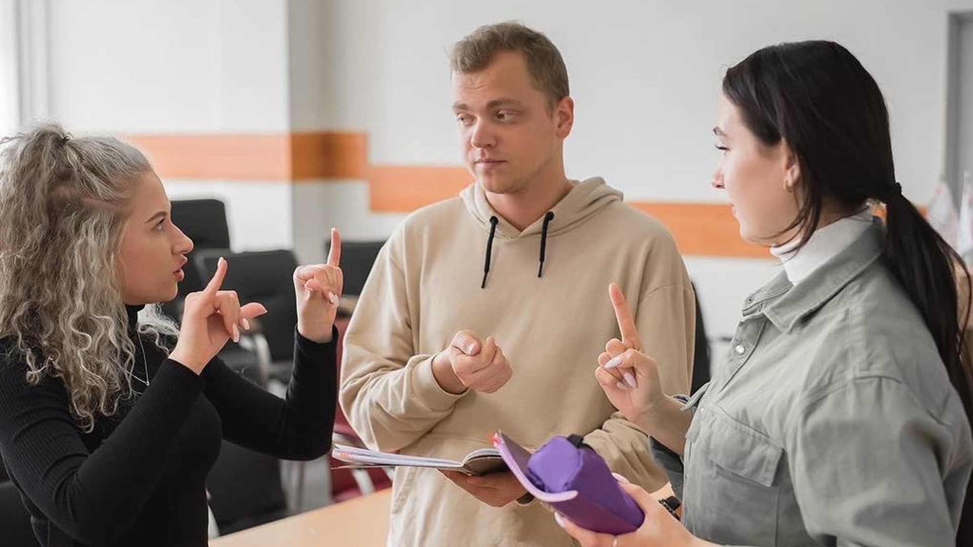 Potenziamento attraverso la comunicazione: scopri la formazione completa sul linguaggio dei segni di Biomimicrafons